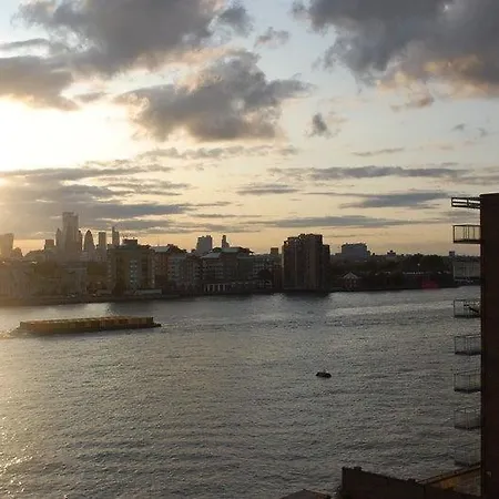 New Refurbished Flat - Canary Wharf *