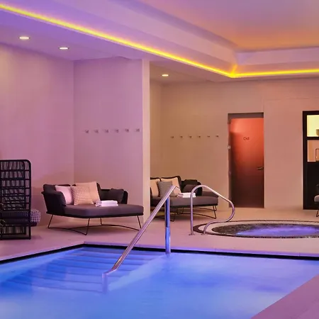 Montcalm East, Autograph Collection 5*