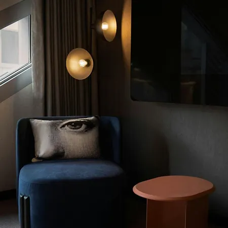 Montcalm East, Autograph Collection