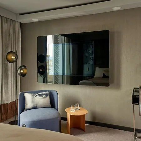 Montcalm East, Autograph Collection 5*