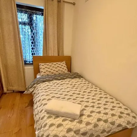 South West London Semi-detached House Holiday home Mitcham