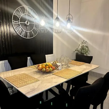 Holiday home South West London Semi-detached House Mitcham