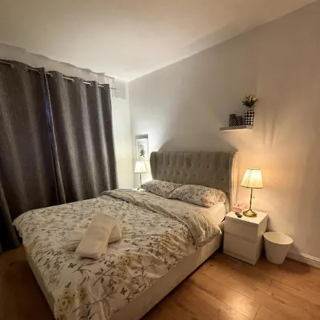 South West London Semi-detached House * Mitcham