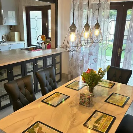 South West London Semi-detached House Holiday home Mitcham