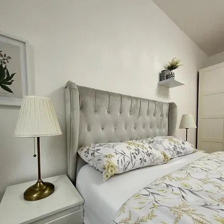 Holiday home South West London Semi-detached House Mitcham