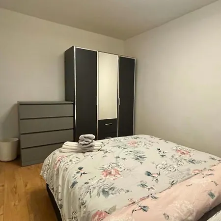 Holiday home South West London Semi-detached House Mitcham
