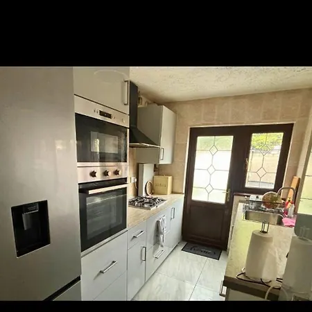 South West London Semi-detached House * Mitcham