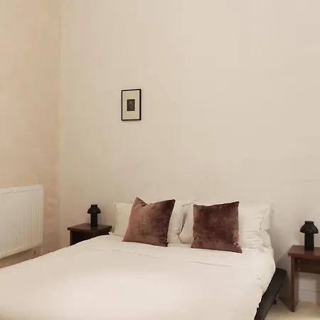 Apartment Bright & Spacious 2br Flat, Great Transport Links London
