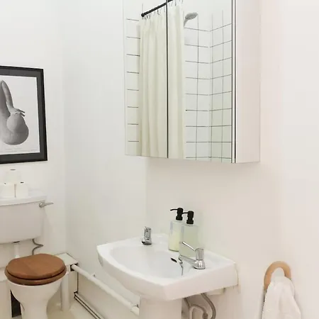 Bright & Spacious 2br Flat, Great Transport Links Apartment *