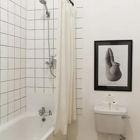 Bright & Spacious 2br Flat, Great Transport Links *