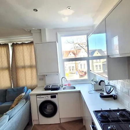 Two Bedroom Flat In * Londres