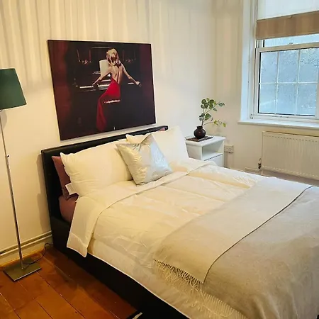 Situated In Greenwich Cutty Sark Riverside Apartment London