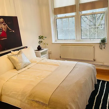 Situated In Greenwich Cutty Sark Riverside * London