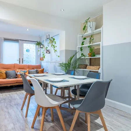 Bright & Stylish 4-bed In The Heart Of Morden
