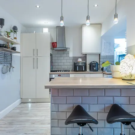 Bright & Stylish 4-bed In The Heart Of Morden Holiday home