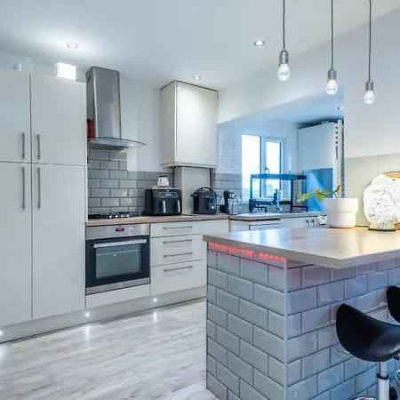 Holiday home Bright & Stylish 4-bed In The Heart Of Morden