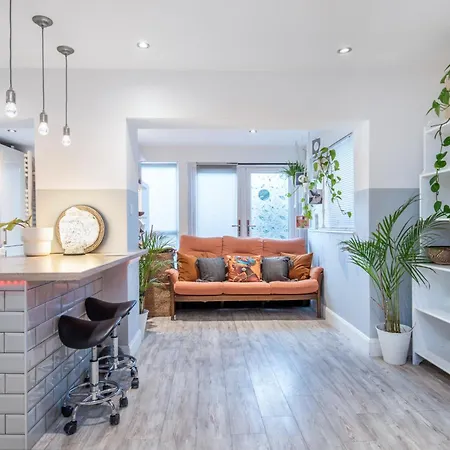 Bright & Stylish 4-bed In The Heart Of Morden Holiday home *