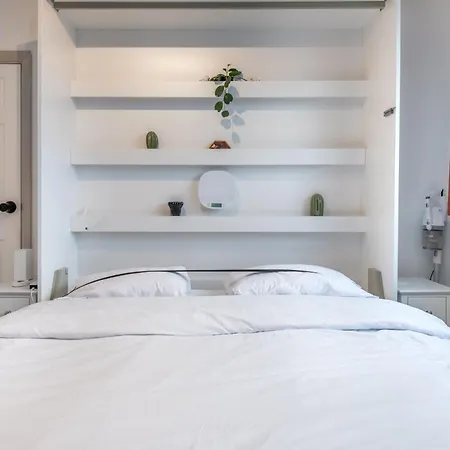 Bright & Stylish 4-bed In The Heart Of Morden Holiday home Morden (Greater London)