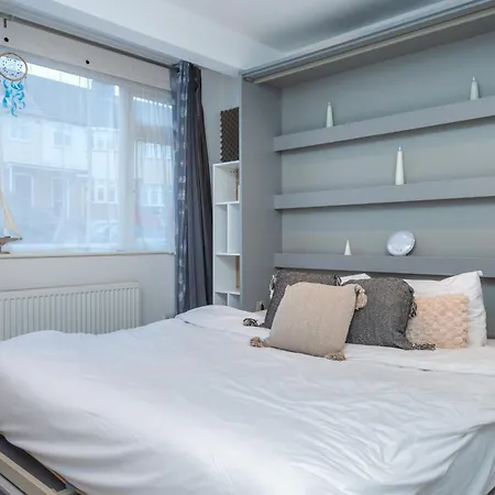 Bright & Stylish 4-bed In The Heart Of Morden *