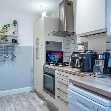 Bright & Stylish 4-bed In The Heart Of Morden Morden (Greater London)