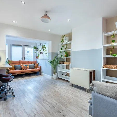 Bright & Stylish 4-bed In The Heart Of Morden * Morden (Greater London)