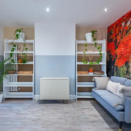 Bright & Stylish 4-bed In The Heart Of Morden Holiday home
