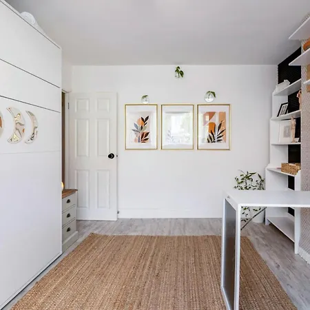 Holiday home Bright & Stylish 4-bed In The Heart Of Morden