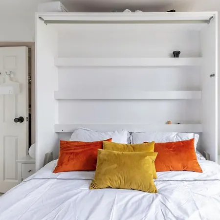 Holiday home Bright & Stylish 4-bed In The Heart Of Morden *
