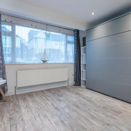 Bright & Stylish 4-bed In The Heart Of Morden Holiday home Morden (Greater London)