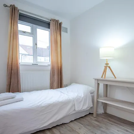 Bright & Stylish 4-bed In The Heart Of Morden *