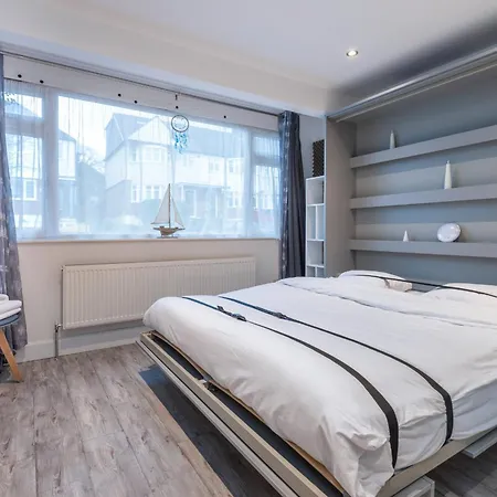 Bright & Stylish 4-bed In The Heart Of Morden Morden (Greater London)