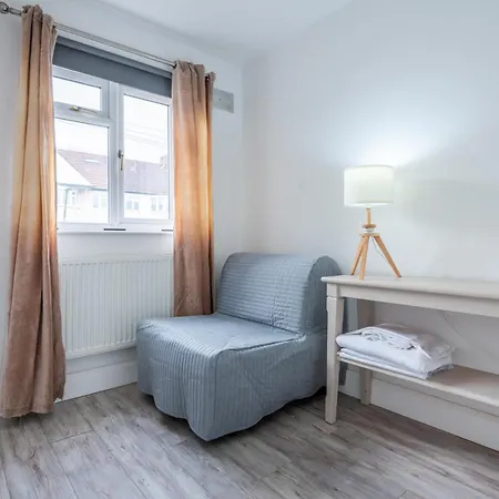 Bright & Stylish 4-bed In The Heart Of Morden Holiday home