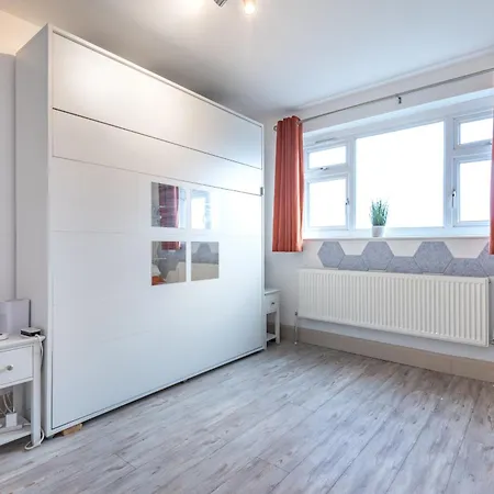 Holiday home Bright & Stylish 4-bed In The Heart Of Morden