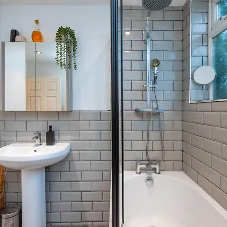 Bright & Stylish 4-bed In The Heart Of Morden Holiday home Morden (Greater London)