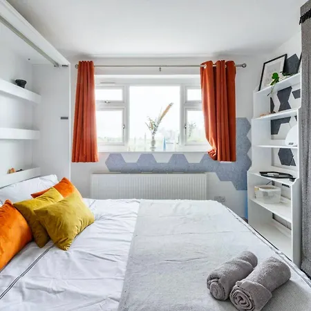 Bright & Stylish 4-bed In The Heart Of Morden *