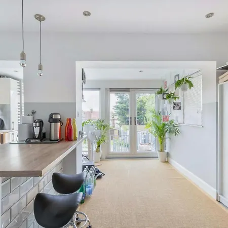 Bright & Stylish 4-bed In The Heart Of Morden Holiday home