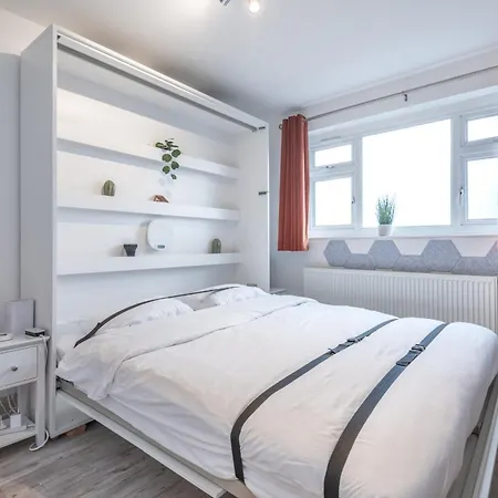 Holiday home Bright & Stylish 4-bed In The Heart Of Morden