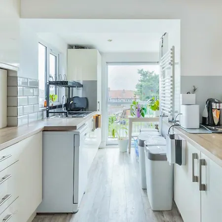 Holiday home Bright & Stylish 4-bed In The Heart Of Morden *