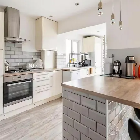 Bright & Stylish 4-bed In The Heart Of Morden Holiday home Morden (Greater London)
