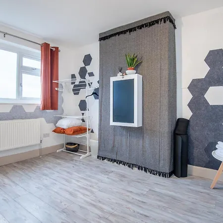 Holiday home Bright & Stylish 4-bed In The Heart Of Morden Morden (Greater London)