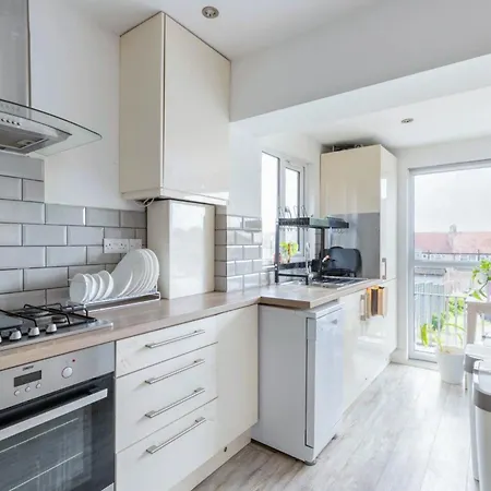 Bright & Stylish 4-bed In The Heart Of Morden *