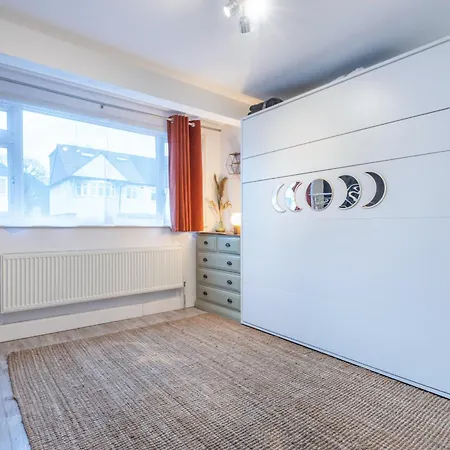 Bright & Stylish 4-bed In The Heart Of Morden Holiday home *
