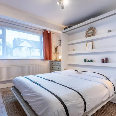 Bright & Stylish 4-bed In The Heart Of Morden Holiday home Morden (Greater London)