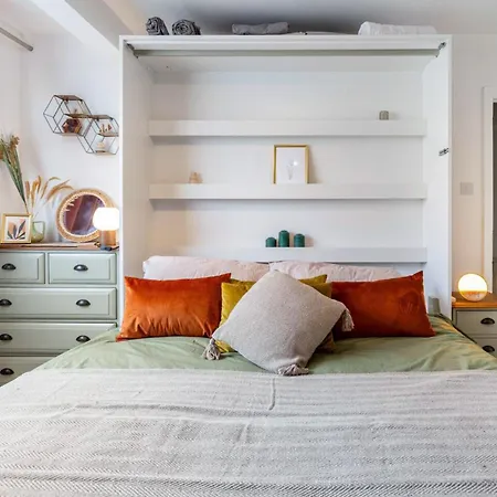 Bright & Stylish 4-bed In The Heart Of Morden *