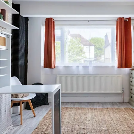 Bright & Stylish 4-bed In The Heart Of Morden Holiday home