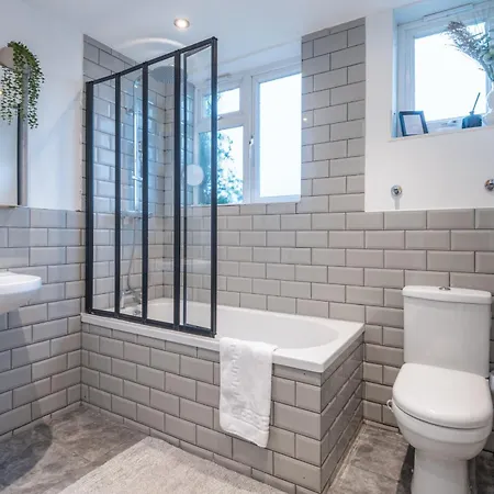 Bright & Stylish 4-bed In The Heart Of Morden *