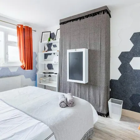 Bright & Stylish 4-bed In The Heart Of Morden Morden (Greater London)