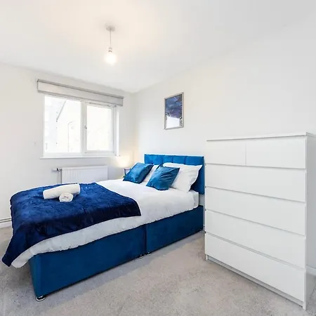 The Blue Hideaway - Spacious Battersea House With Private Garden