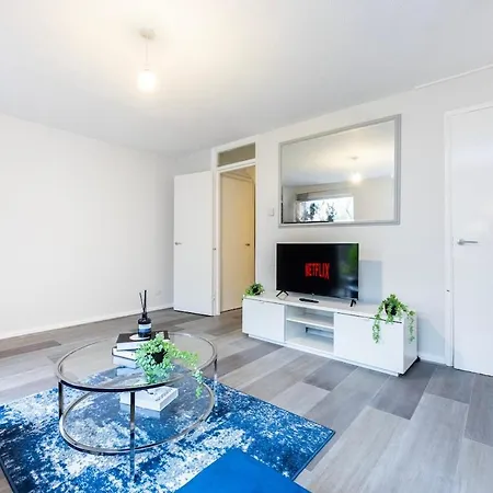 The Blue Hideaway - Spacious Battersea House With Private Garden * London