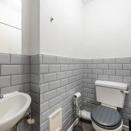The Blue Hideaway - Spacious Battersea House With Private Garden